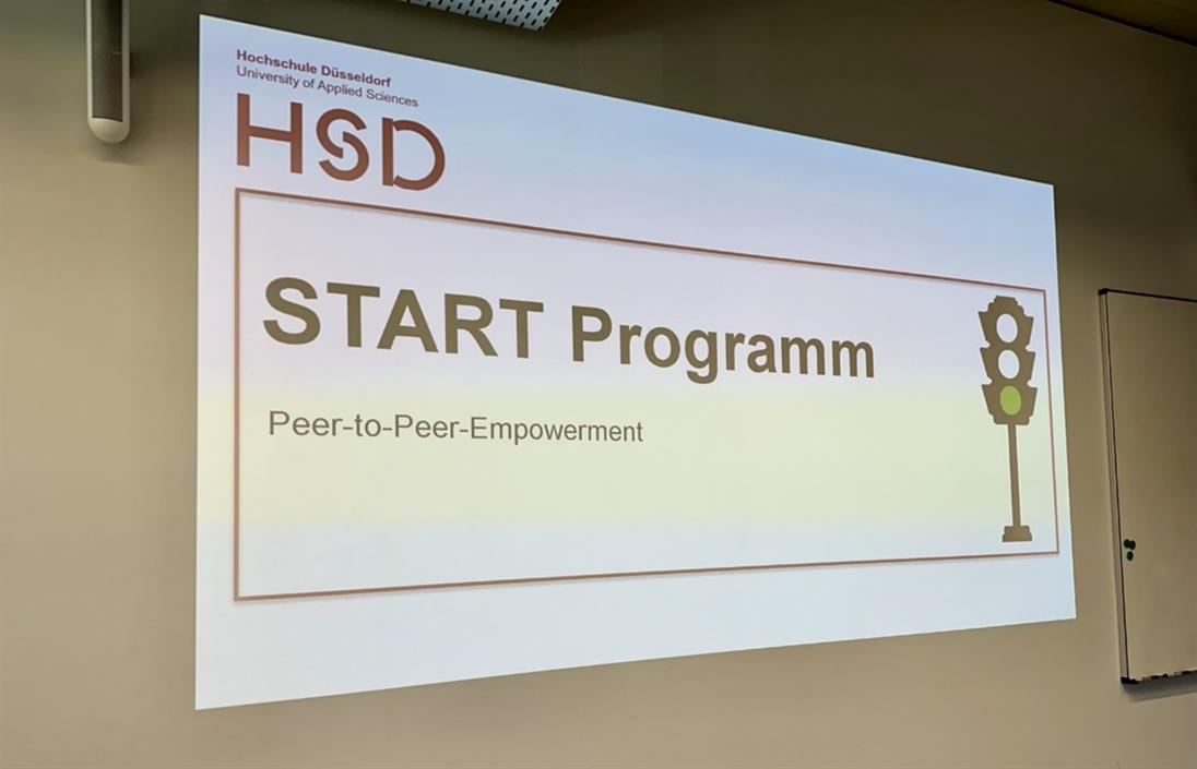 Bild einer PowerPoint Titel Folie des START-Programms mit der Aufschrift: "START PROGRAMM - Peer-To-Peer-Empowerment"